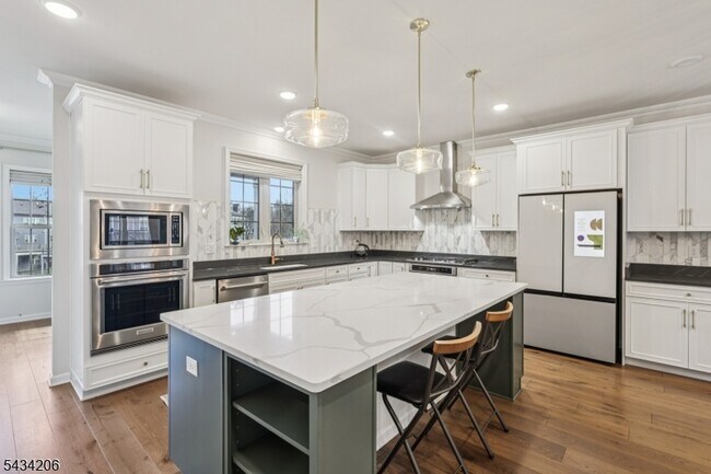 21 Dahlia Dr