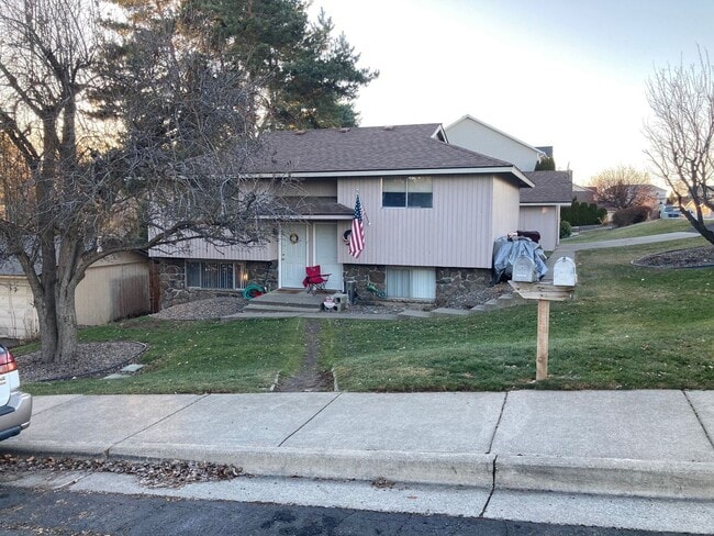 Building Photo - 2125 NW Turner Dr Unit Upper (A)