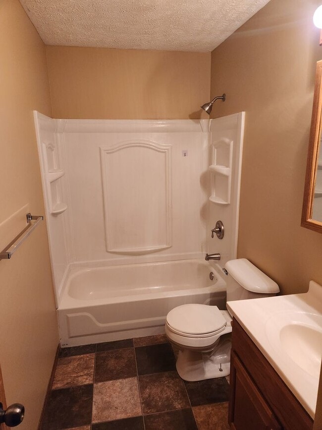 Photo - 3 Bed 2 Bath Spacious home!