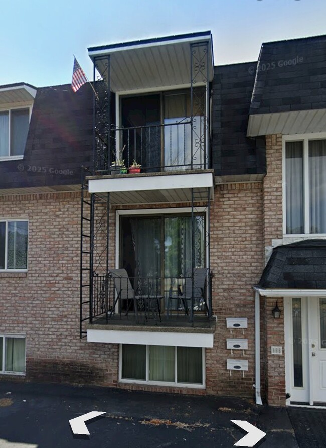 Building Photo - 166 Spruce St