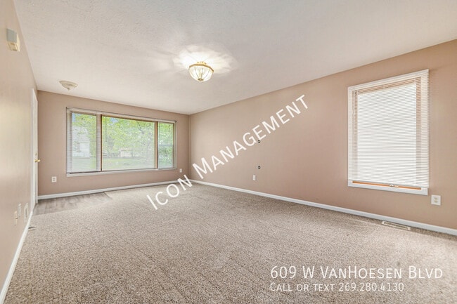 Photo - 609 W Van Hoesen Blvd