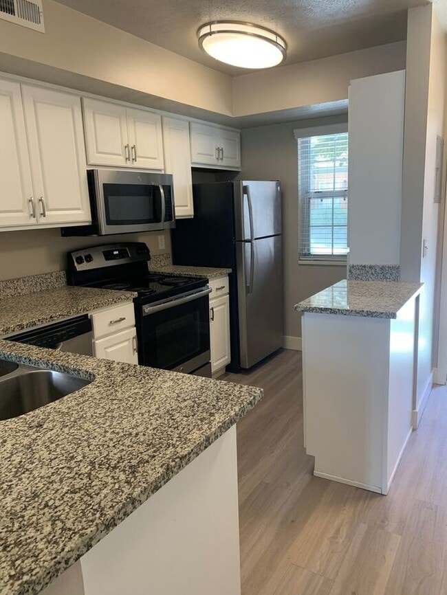 Spacious Main Level Townhouse Available - Spacious Main Level Townhouse Available
