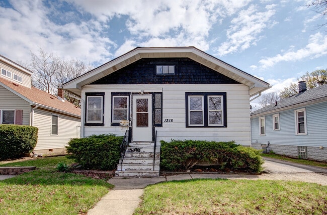 Building Photo - 1318 N Prairie Ave Rental