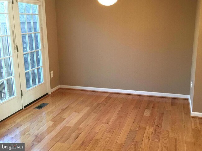 Photo - 144 Ingle Pl