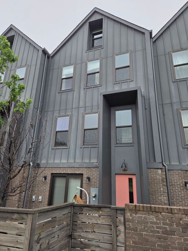 Building Photo - 3 Bedroom Modern Luxury Living in the Heart of Villa Heights