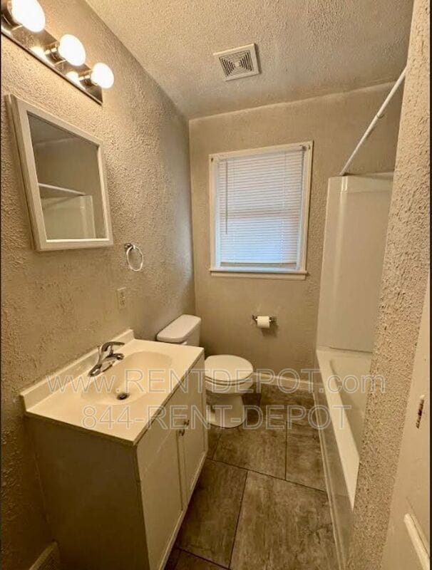 Photo - 715 E Riverside Dr