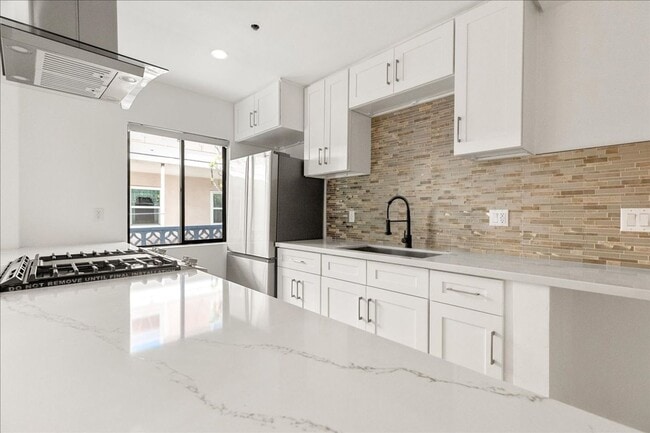 Photo - 652 Hayworth Ave Unidad 02