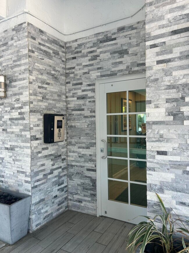 Building Photo - 720 Bayshore Dr Unit 201