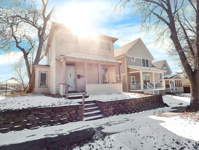 Building Photo - 3 Bed Lower Level Duplex Available Now Unit 1