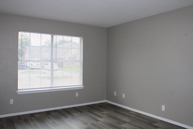 Photo - 528 Glen Cove St