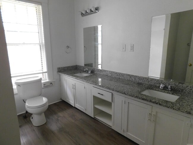 Photo - 1015 Scott St