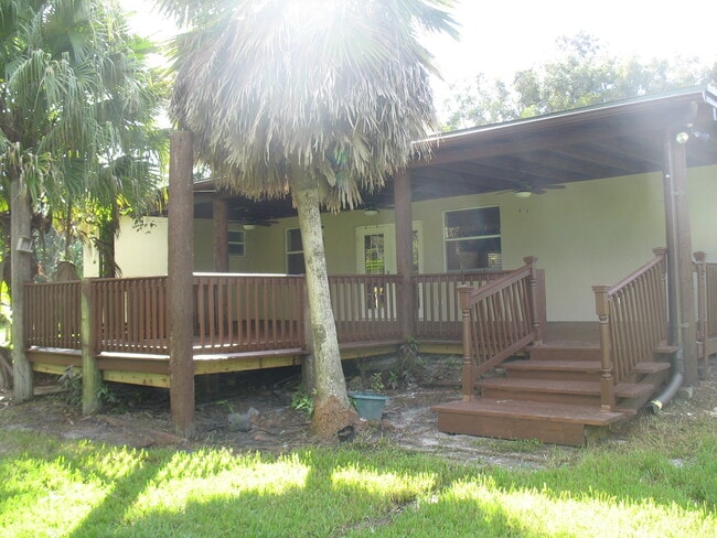 Country living in the city! 1.6 acres, Hor... - Country living in the city! 1.6 acres, Hor... Casa
