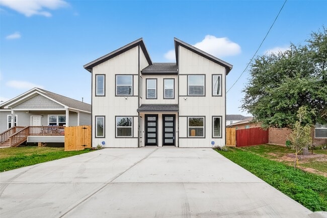 Building Photo - 5523 Haight St