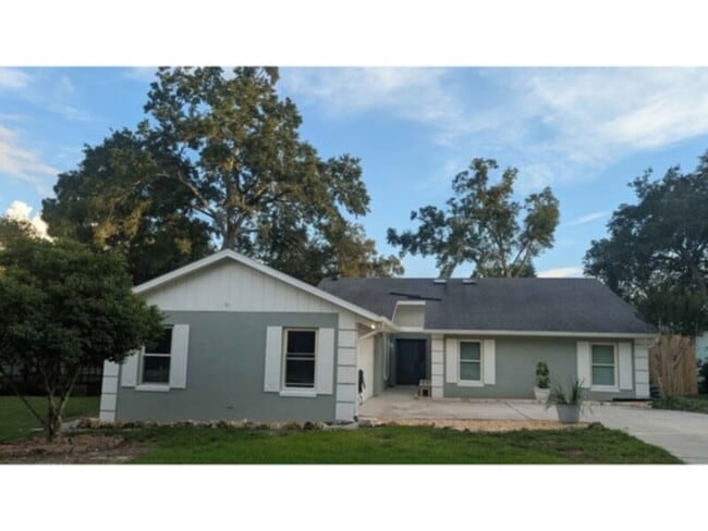 Building Photo - Gorgeous Lakefront 3 Bedroom, 2 Bathroom H...