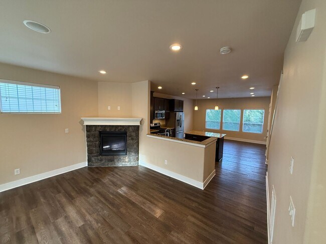 Photo - Nice 4bed/2.5 Bath Home, Gas Range