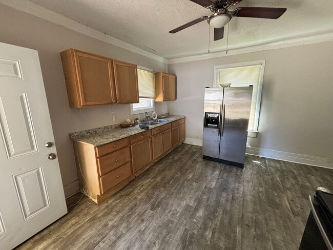 Building Photo - COMING SOON! Spacious 2 bed House! DEPOSIT...
