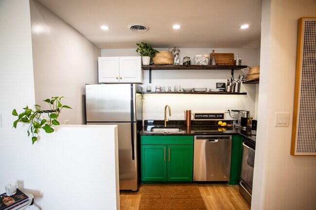 Kitchen - 1011 Hunter St Unit i2