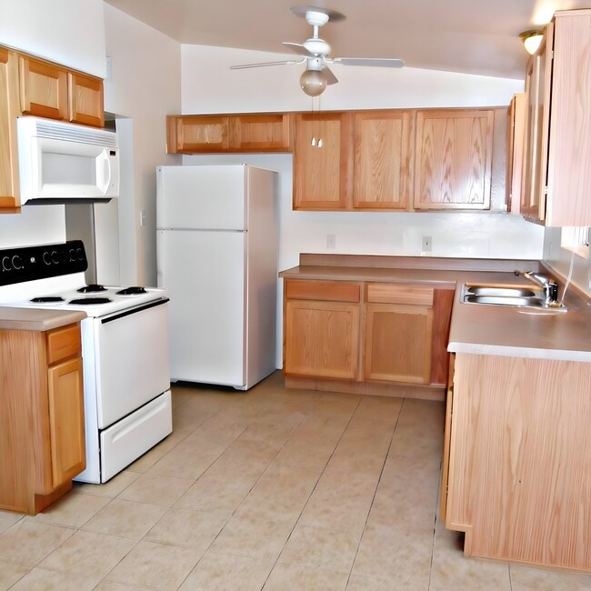 Photo - 221 E Elm St