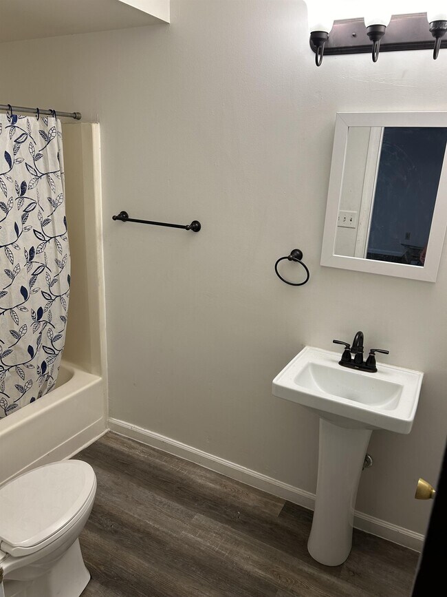 1006 S College St Unit 1