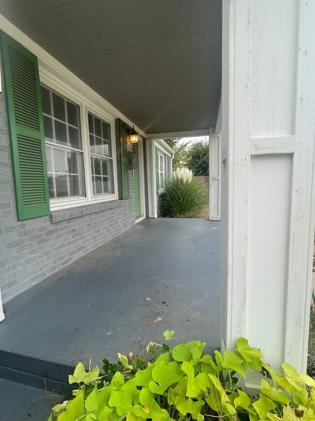 Photo - 2 bed, 1 bath all updated and includes full size appliances! Walk to Uptown 23rd area!