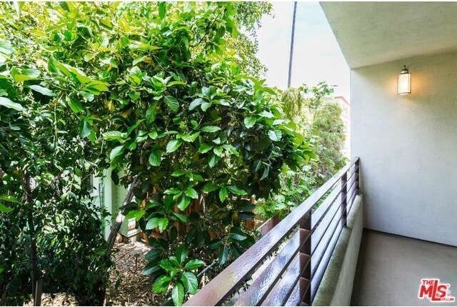 Building Photo - 1951 N Beachwood Dr Unit 203 Rental