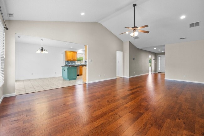 Photo - Lynwood Hills 2817/2819 Unit 2819