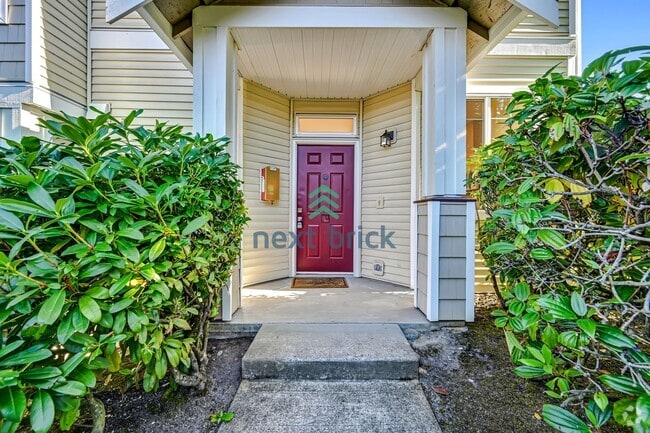 Building Photo - 2 BED & 1.5 BATH TOWNHOUSE FOR RENT
