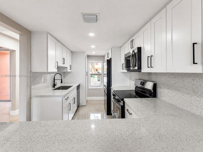 Building Photo - 14124 Kendale Lakes Cir