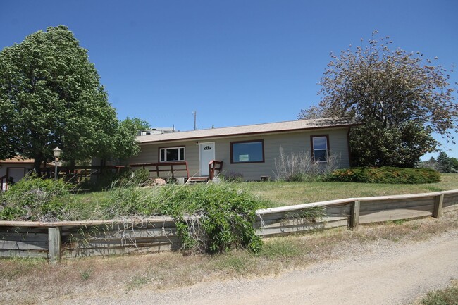 3 Bedroom One Level with 2 Car Garage - 3 Bedroom One Level with 2 Car Garage House
