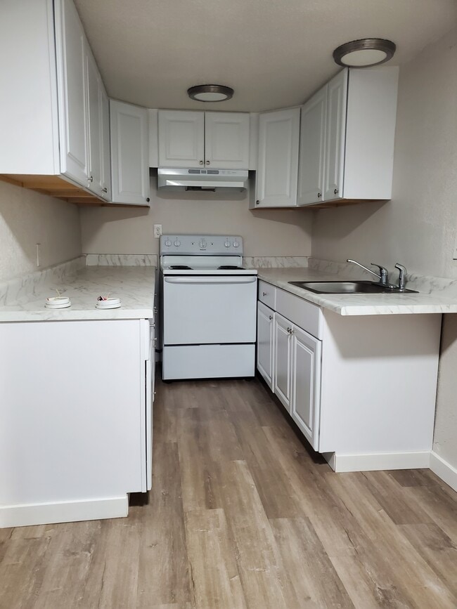 Galley Kitchen - 3819 12th Ave SE Apartamentos Unidad A