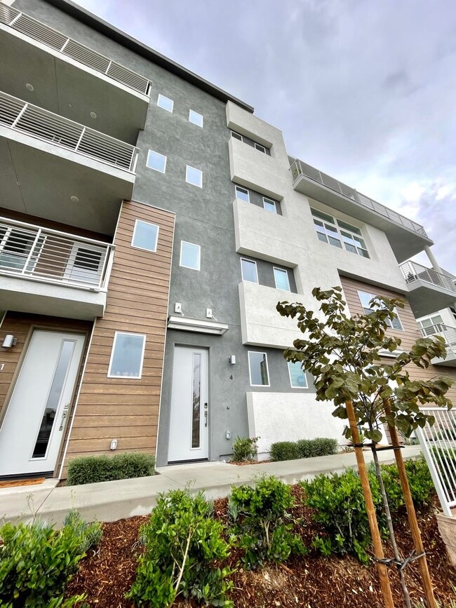 Building Photo - 3B/2BA Home with Private Elevator & Mountain Views!