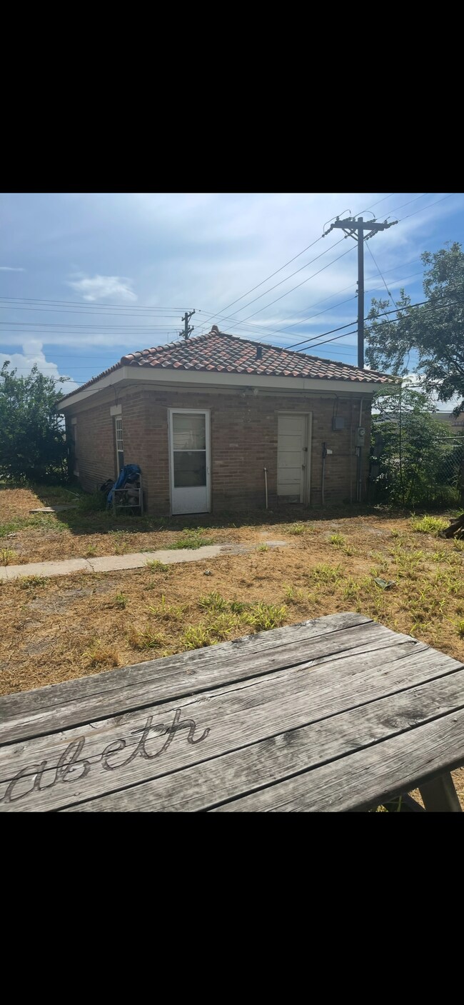 Photo - 208 E Ligustrum Blvd