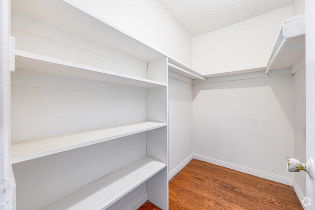 1BR, 1BA - 1,000SF - Walk In Closet