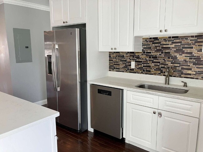 Photo - Spacious 3-Bedroom with Granite Touches & a large family room Unidad B