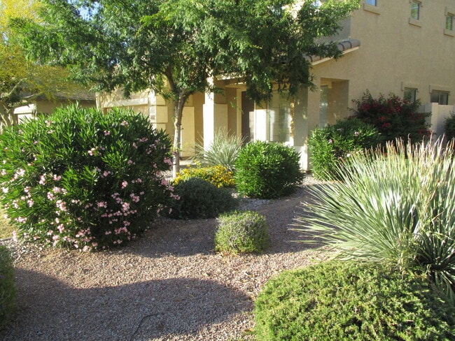 Photo - 5 Bed 4 Bath Beautiful Gilbert Home - Gated Community On Golf Course