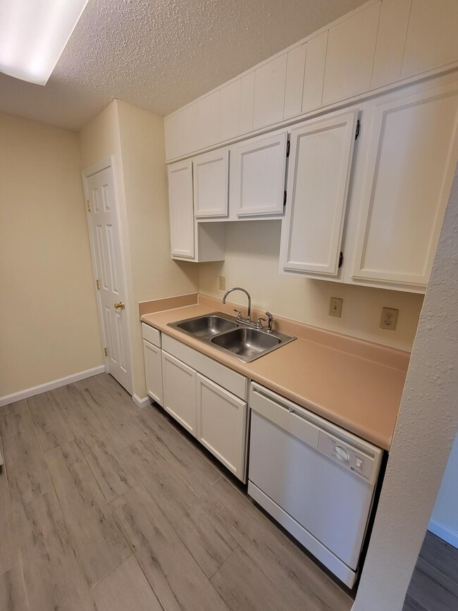 Photo - 1610 Green Briar Pkwy