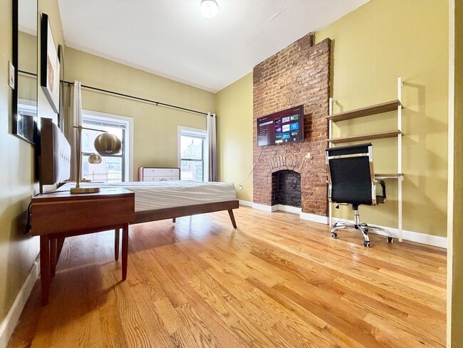 Building Photo - Furnished room/NOT APARTMENT Unit 3