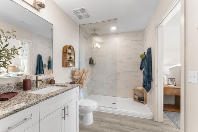 Walk-in shower with modern finishes - Triton Cay - Daytona Apartments