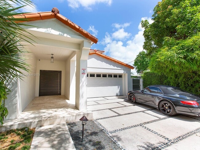 Photo - 820 W Dilido Dr