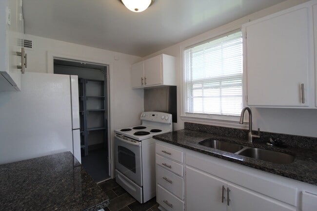 Photo - May FREE On This 2 Bedroom Duplex in North Kansas City