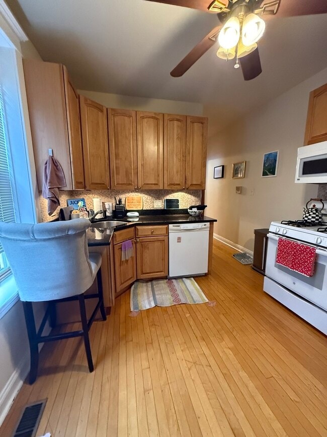 Photo - 2125 W Waveland Ave