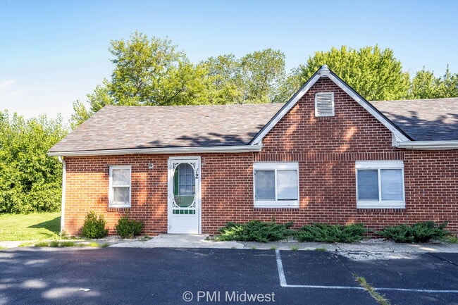 Building Photo - "Cozy 1-Bedroom Haven in Greenfield – Perf... Unit Apt 12