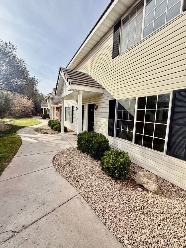 Building Photo - Remodeled 3-BR Lexington Townhome - End Unit