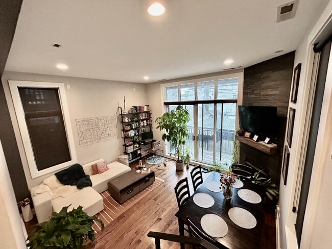 Photo - 1543 N Bosworth Ave Unit 2