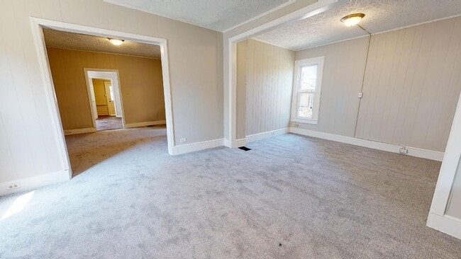 Photo - Huge 4 Bedroom Single Family House - almost 1500 SQ FT!