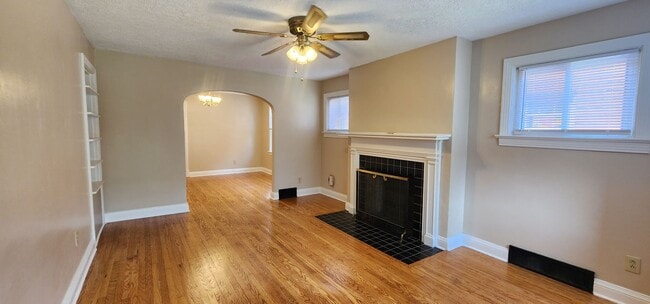 Building Photo - Welcome to this charming 3-bedroom, 2-bath... Rental