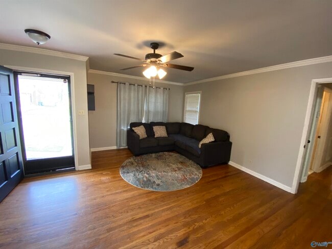 Photo - 817 Chambers Dr NE
