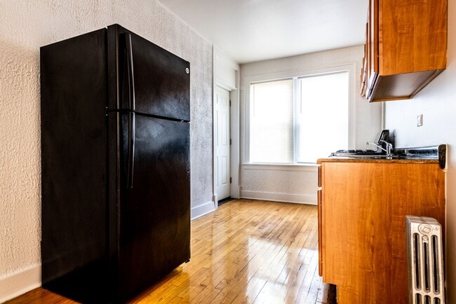 8057 S Laflin