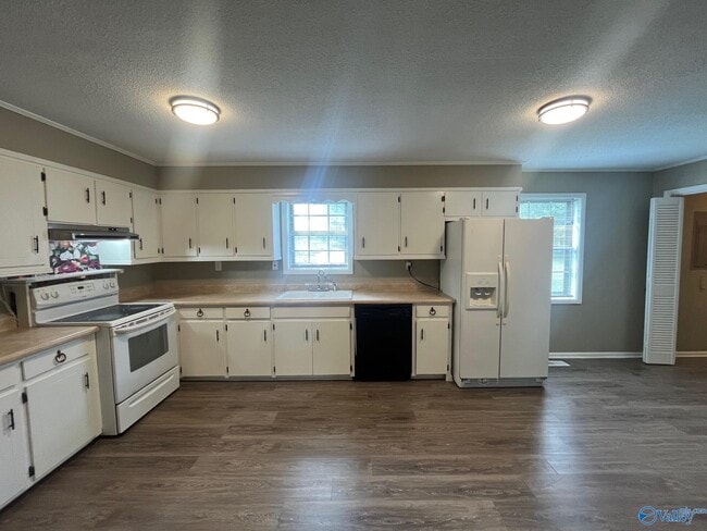 Photo - 726 Larkwood Cir SW