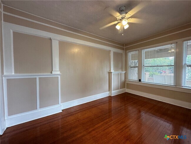 Photo - 420 W San Antonio St